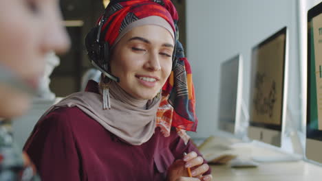 Porträt-Einer-Muslimischen-Frau-Im-Hijab-Bei-Der-Arbeit-Im-Callcenter